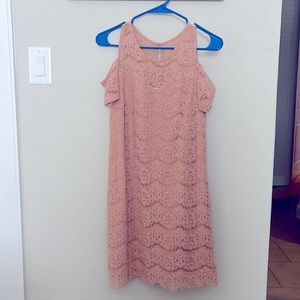 Short, cut out shoulder pink dress. Large.